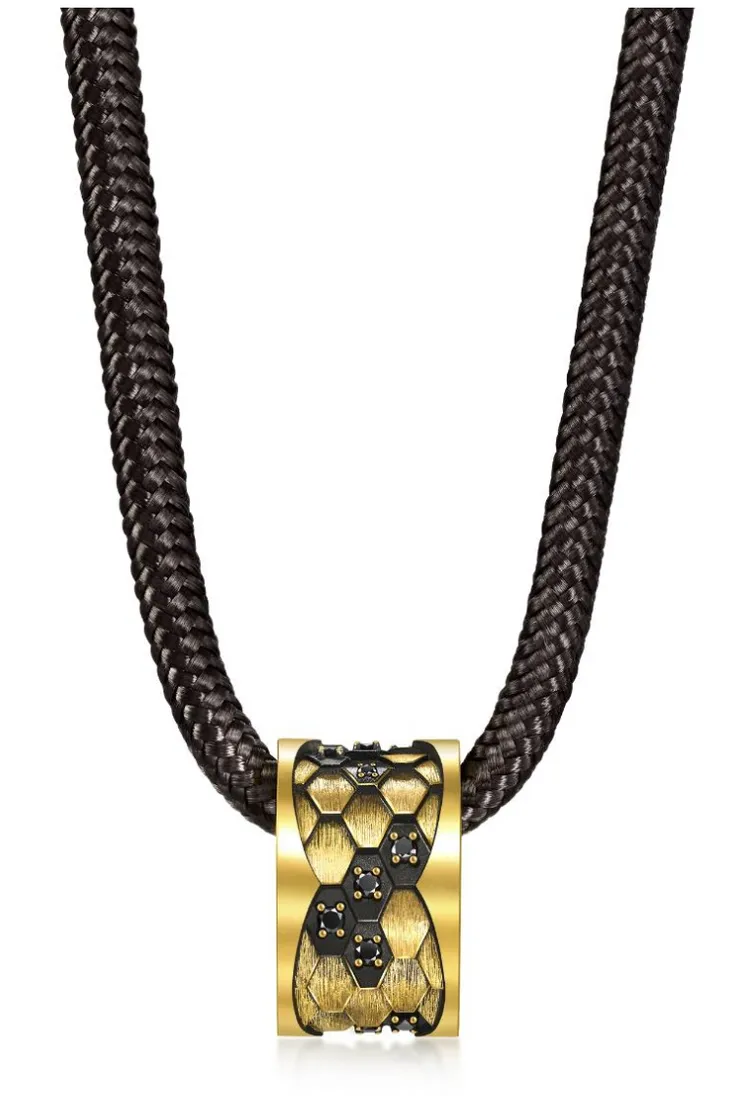 點睛品酷潮蛇紋鑽石黃金頸鍊，7萬3400元。品牌提供