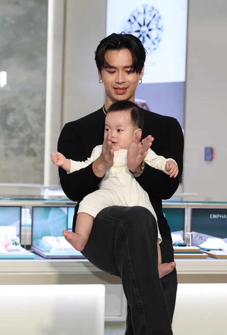 高爾宣開心和廣告中的小龍寶寶互動。彭欣偉攝