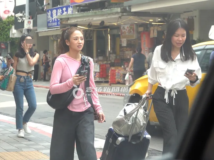 鬼鬼（左）和助理離開永康公園。特勤中心攝
