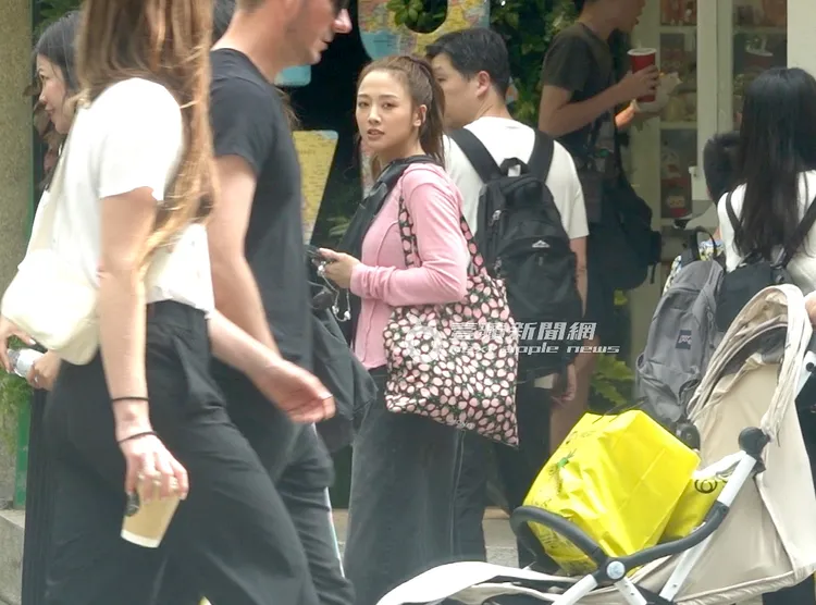 鬼鬼（中）來到永康街商圈逛逛透透氣。特勤中心攝