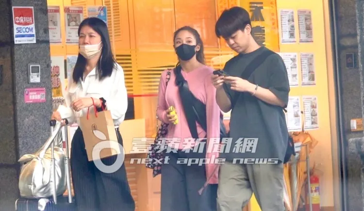 鬼鬼（中）看完中醫警戒雷達開啟，特別注意和她擦身而過的路人。特勤中心攝