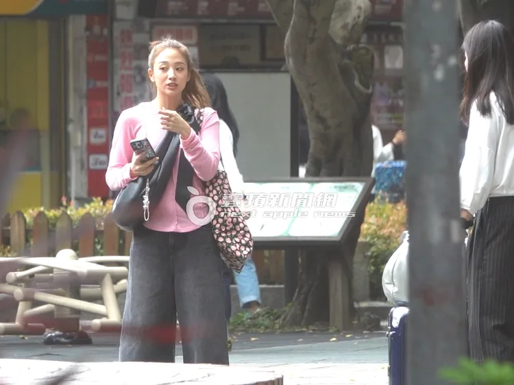 鬼鬼散步到永康公園曬太陽拍網美照。特勤中心攝