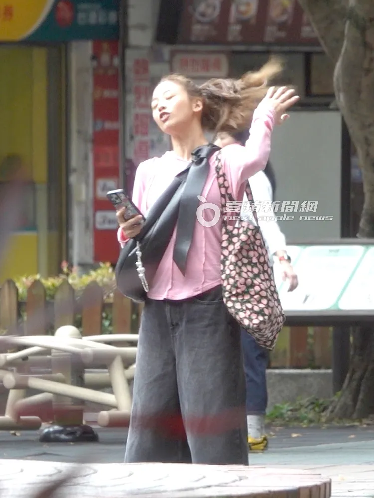 鬼鬼逗趣強迫助理當模特兒，玩到頭髮凌亂。特勤中心攝