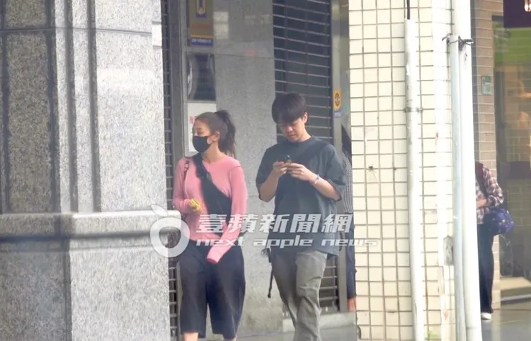 神祕男貼心陪鬼鬼（左）在診所待了2小時。特勤中心攝