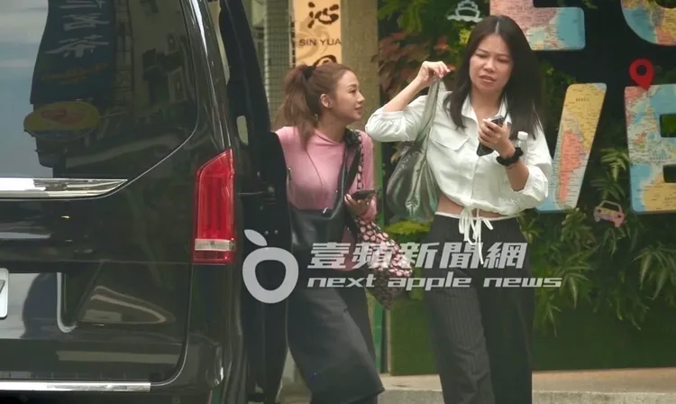 鬼鬼（左）換上粉色衣服、腳踩品牌公關鞋、側背有粉色花瓣圖案的購物袋，初為人母仍少女心十足。特勤中心攝
