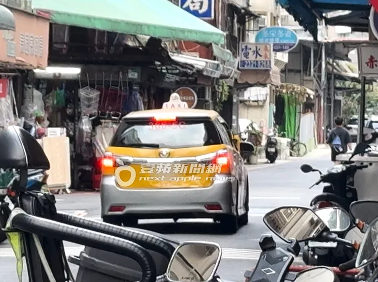 鬼鬼刻意從信義路繞到新生南路，向經過的計程車招手，隨即和神祕男跳上車離去。特勤中心攝