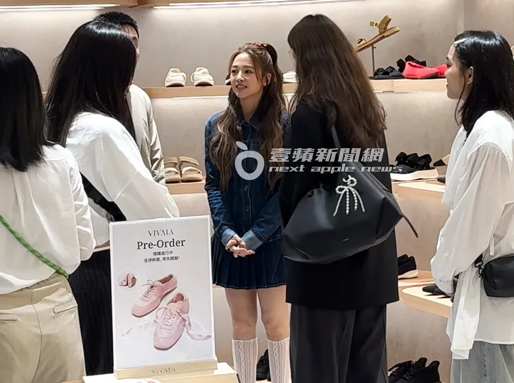 鬼鬼（中）出席代言活動搶奶粉錢，和記者說還有行程要趕，便匆匆離開。特勤中心攝