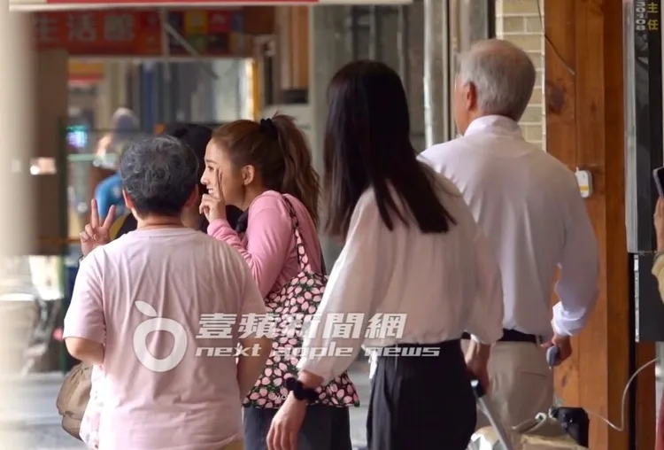 離開永康公園後，鬼鬼開心被粉絲認出大方合影。特勤中心攝