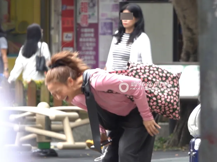 鬼鬼被自己逗樂，彎腰笑開懷。特勤中心攝