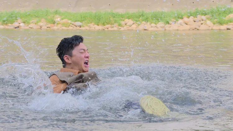 藍葦華落水。民視提供