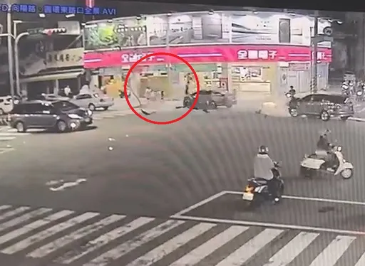驚險畫面曝光!台中轎車衝進人行道 2爸爸帶3小孩全被撞