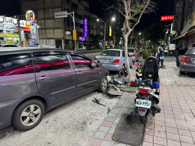 休旅車疑違規左轉肇事。民眾提供