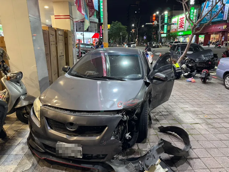 林男轎車衝上人行道撞擊5名路人。民眾提供