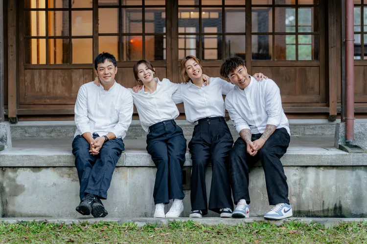 白安（左2）成為第五季《嗨！營業中》固定夥伴。圖／好看娛樂提供