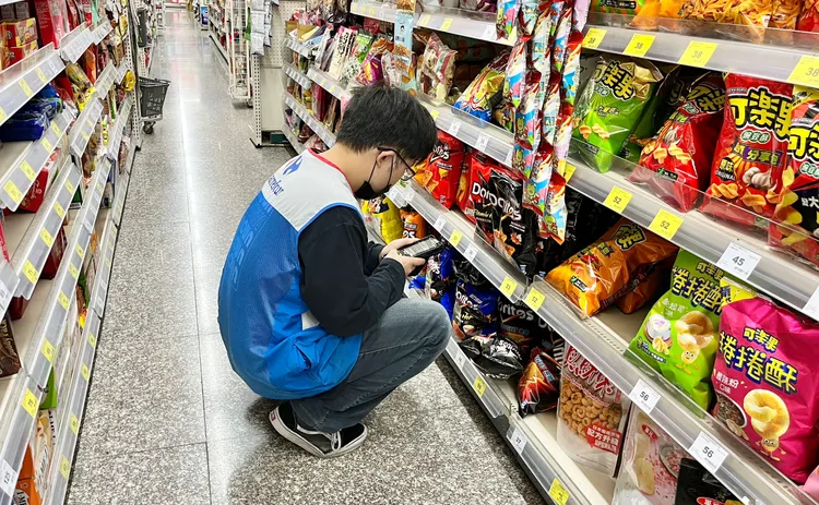 家樂福即日起至4月15日，推出多款食品系列買1送1。莊宗達攝