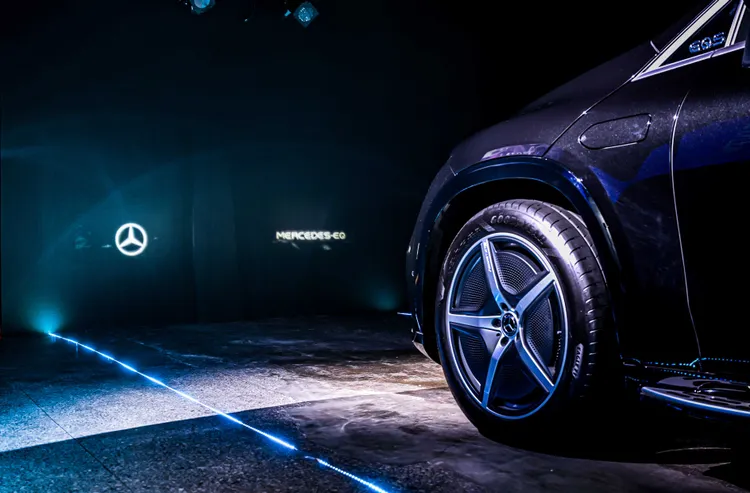 多光束智慧型數位頭燈細膩的投影畫面還能投射璀璨動畫。業者提供