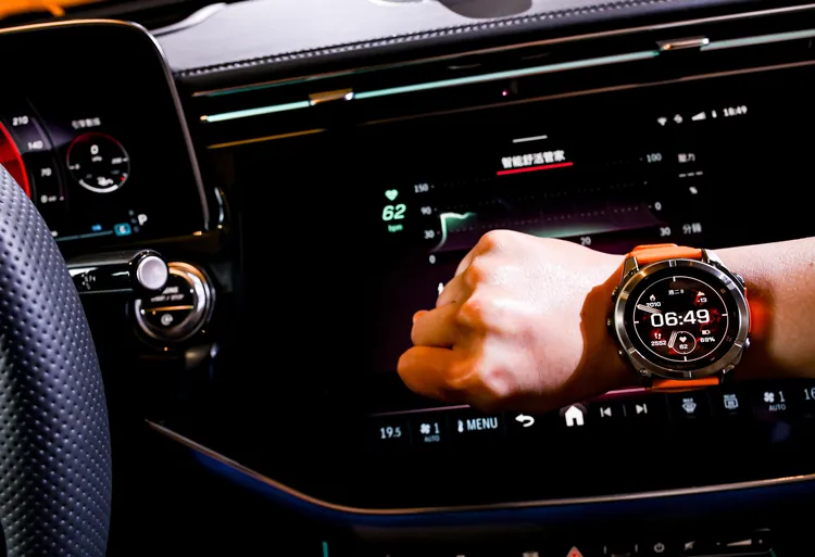 「ENERGIZING COACH 智能舒活管家」可與特定智慧穿戴裝置同步，並提供個人化建議。業者提供