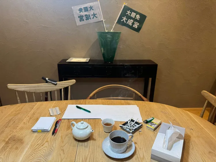 柯建銘出國仍不忘將「大罷免，大成宮」的罷免宣傳旗幟插上，木椅上則擺放有隨身攜帶的柺杖。翻攝自柯建銘臉書