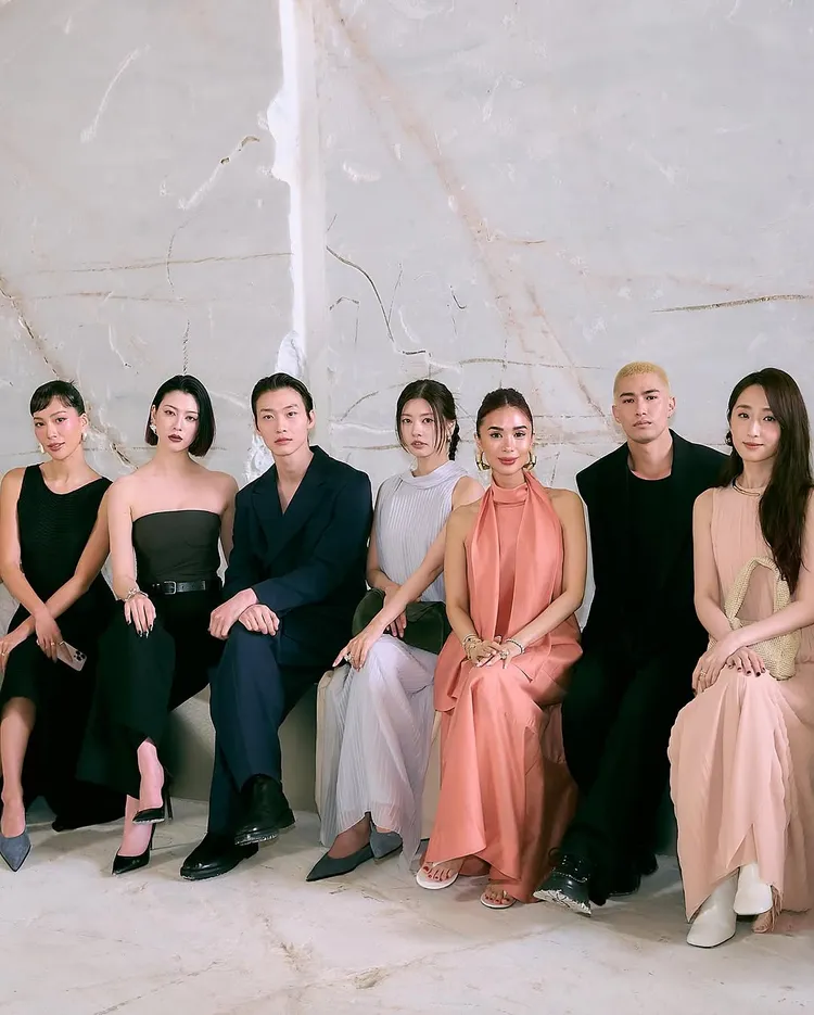 三吉彩花（左二）、庭沼珉（中）、柯佳嬿（右一）在COS秀場同框。品牌提供