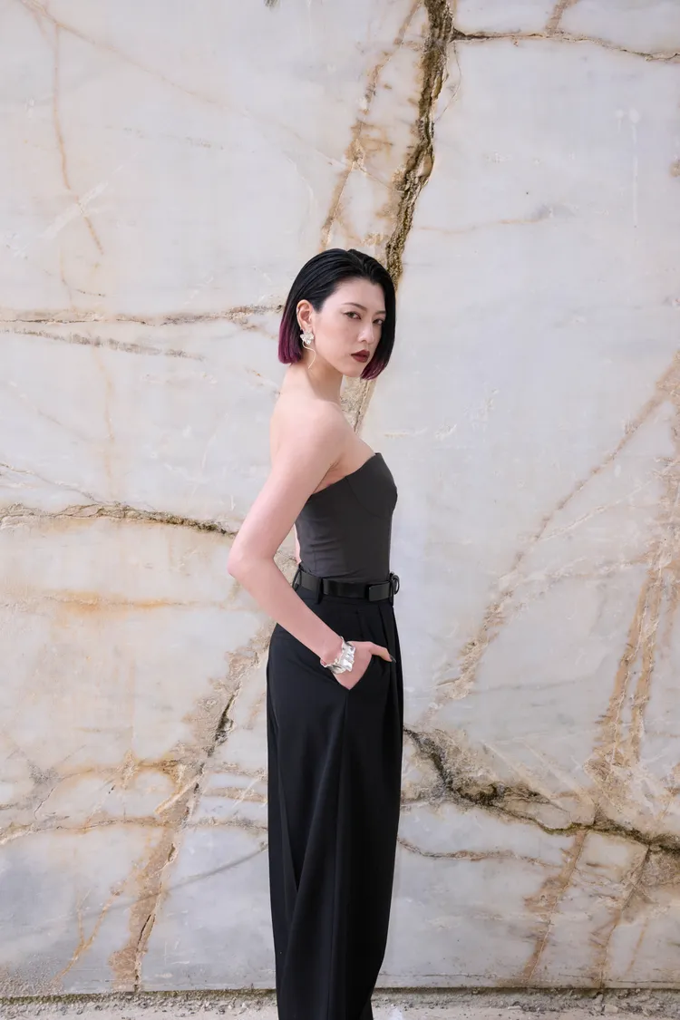 三吉彩花以短髮配上平口褲裝，造型霸氣幹練。品牌提供