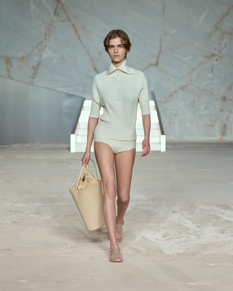 COS 2025年春夏系列。品牌提供