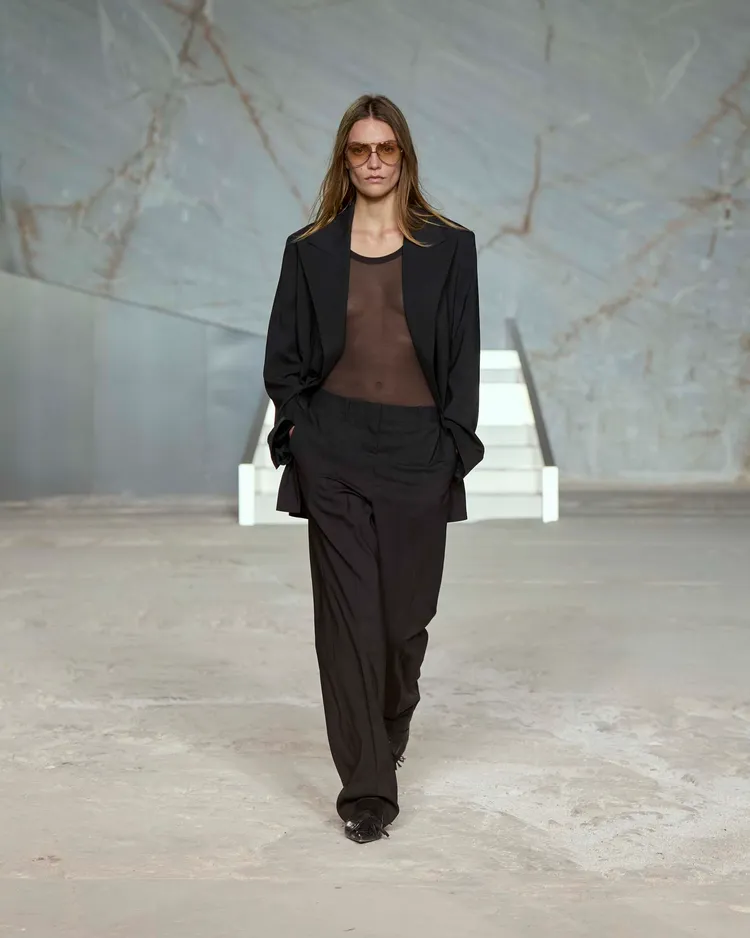 COS 2025年春夏系列。品牌提供