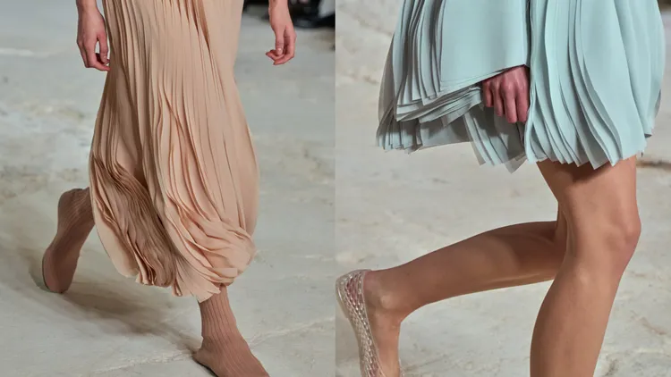 COS 2025年春夏系列藉由輕盈材質隨著步伐展現優雅動態。品牌提供