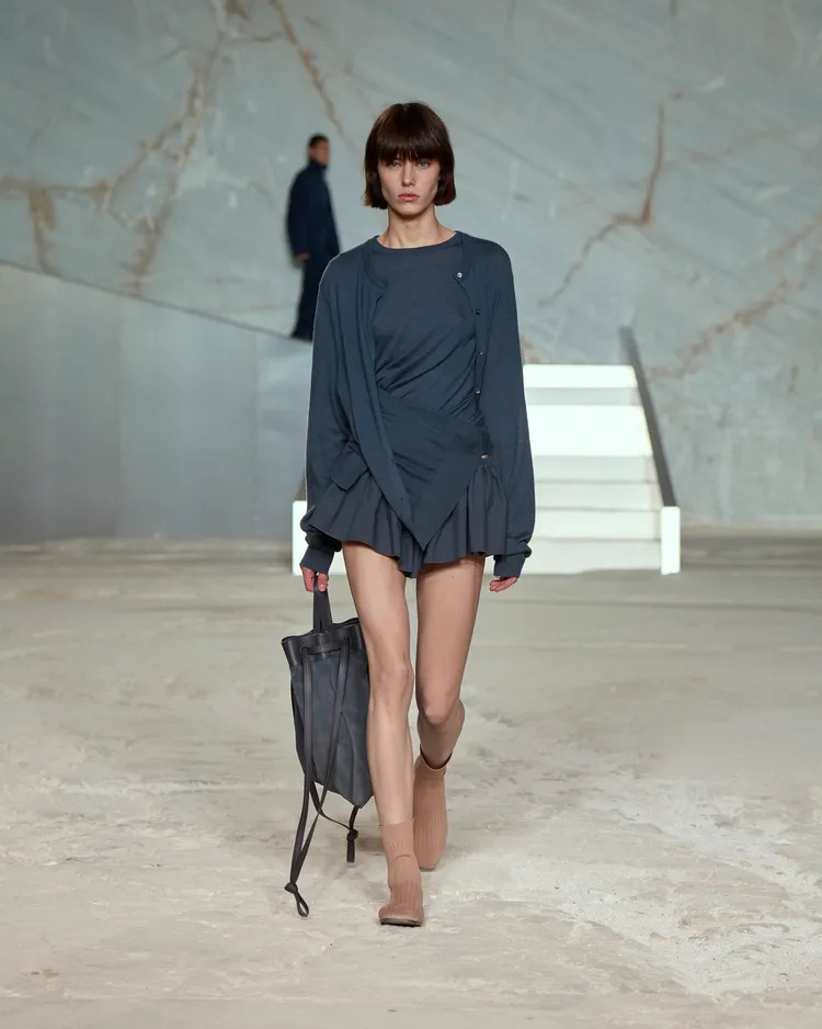 COS 2025年春夏系列女裝以柔和雕塑輪廓與垂墜元素，重新解構傳統剪裁。品牌提供
