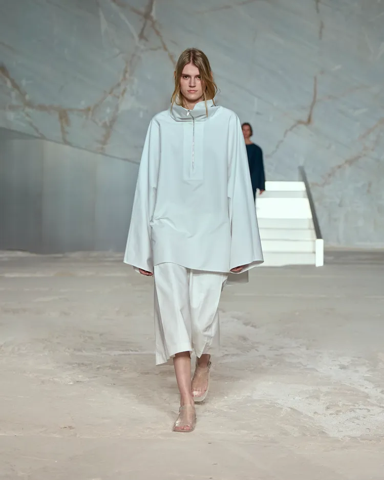 COS 2025年春夏系列。品牌提供