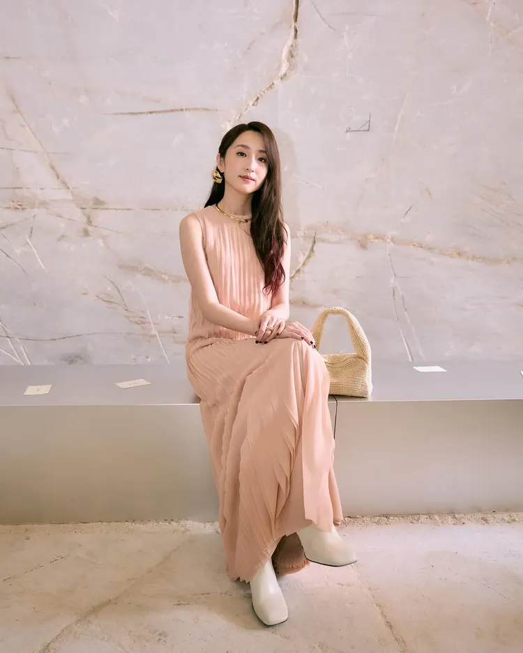 柯佳嬿換上淡裸粉色細褶長洋裝，整個人洗鍊優雅。翻攝柯佳嬿IG