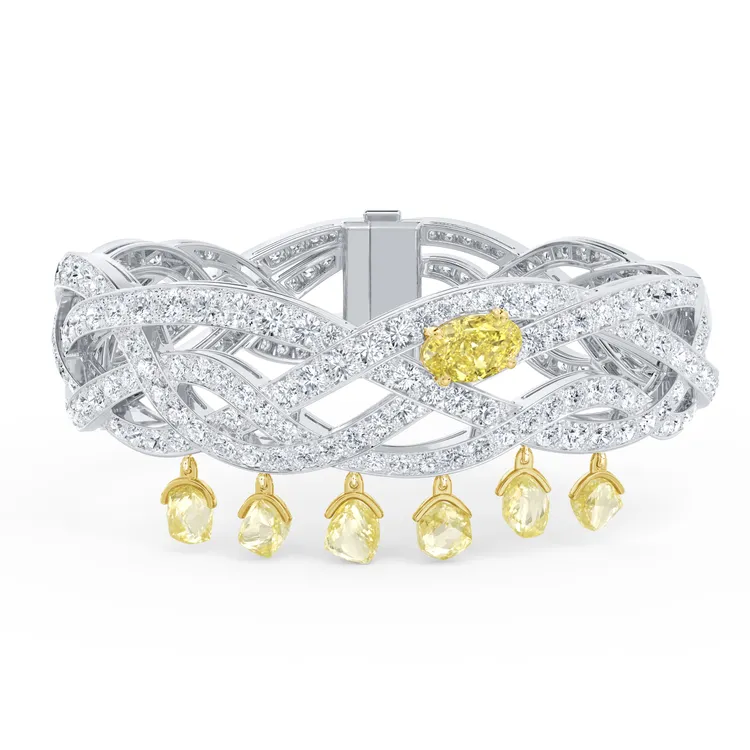 Interlace鑽石手環，中央主鑽為2.15克拉橢圓形切割濃彩黃鑽，935萬元。品牌提供