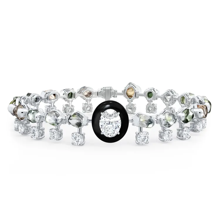 Enbrace鑽石手鍊，中央主鑽1.72克拉橢圓形切割白鑽，493萬元。品牌提供