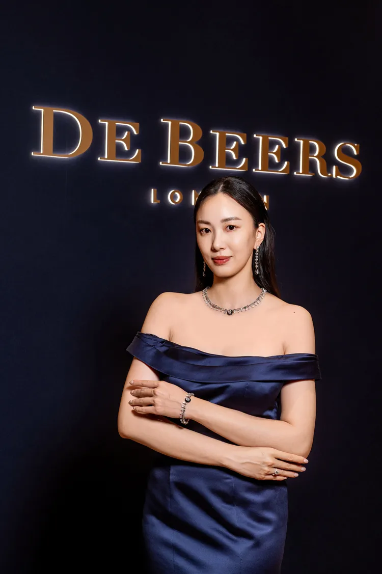 De Beers Essence of Nature高級珠寶系列系列Embrace套組。品牌提供