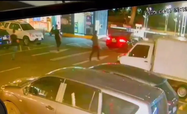 鳳山警分局員警到文化中心追通緝犯，對方開車拒捕，警方在後追人。翻攝照片