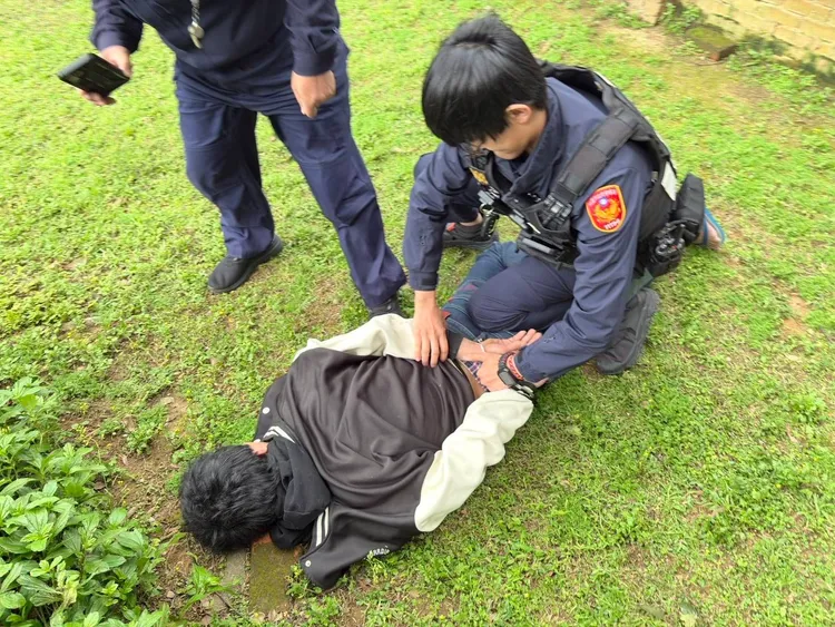 警方逮捕嫌犯。龍潭警分局提供