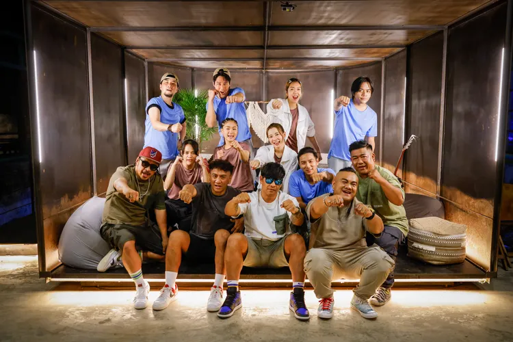 主持群挑戰扛重物預估關主BOXING樂團體重。公視提供