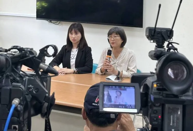 市議員李雅慧（左）踢爆虐嬰事件，高市社會局副局長葉玉如（右）說明處理經過。李雅慧服務處提供