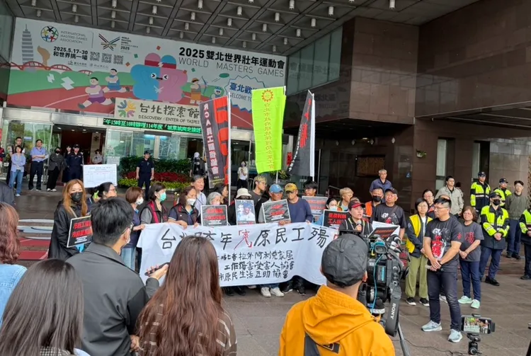 家屬與工傷團體今至台北市府遞交陳情書，呼籲設工殤碑，悼念墜亡工人阿利克。讀者提供