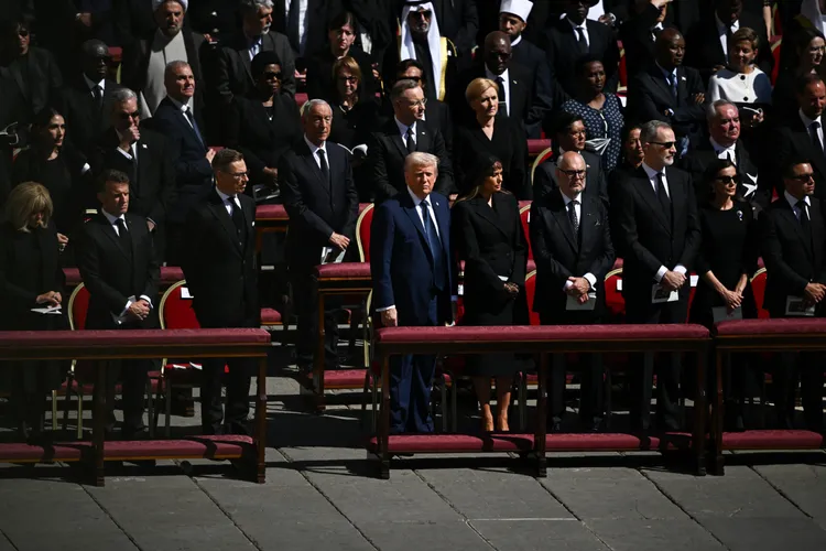 川普與法國總統、芬蘭總統、芬蘭總統與西班牙國王等政要首領與皇室成員都出席。美聯社