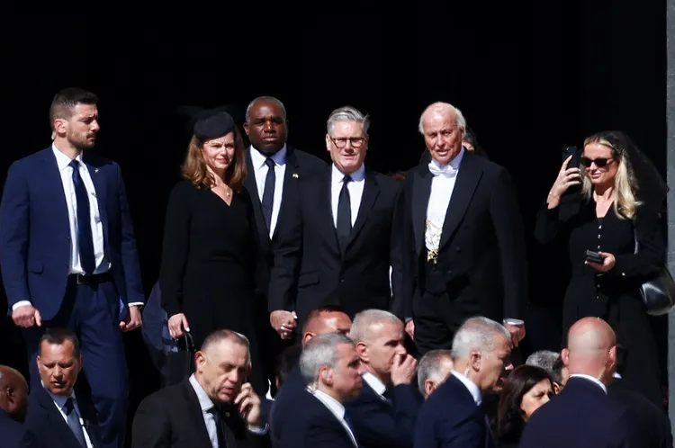 英國首相施凱爾（中）。路透