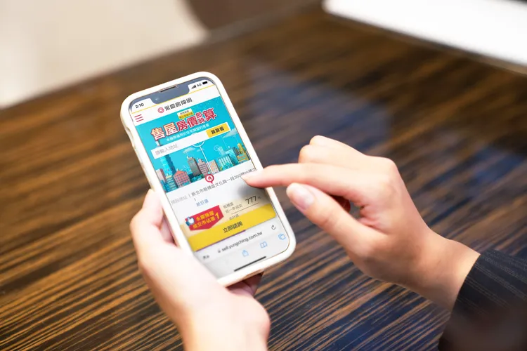 在永慶房屋「售屋房價即時算」網站上，民眾只要輸入雙北地區的房屋地址，系統就會自動提供房屋的可能行情價格。永慶房產集團提供