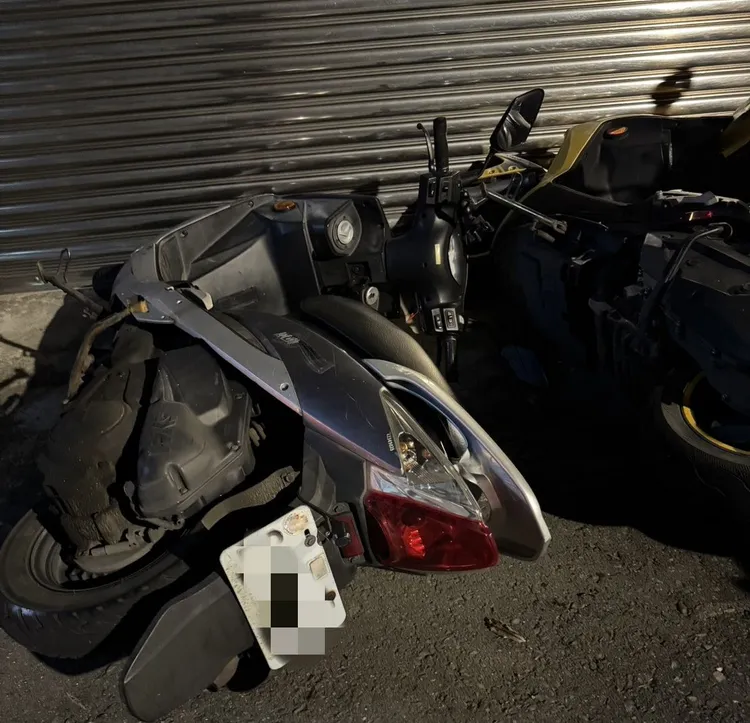 停放路邊機車遭推倒。中壢警分局提供