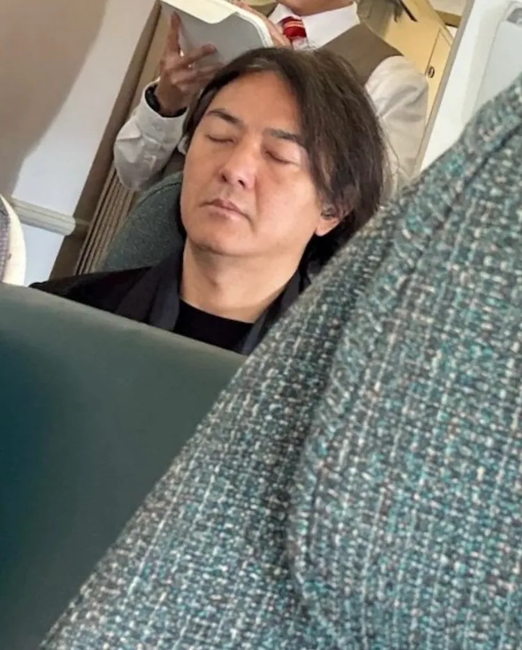 鄭伊健搭機睡時，被網友偷拍。翻攝小紅書