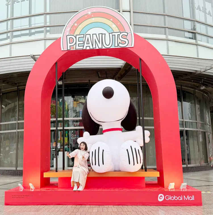Global Mall全台八店打造超萌打卡點，巨型「史努比鞦韆」氣偶全台首度亮相。