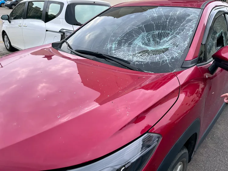 被砸破車窗的小客車。中壢警分局提供