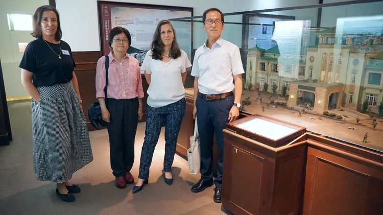 高史博李文環館長帶游瑪雅代表、講師Oley和文藻圖書館張守慧館長參觀二二八0306展示。高史博提供