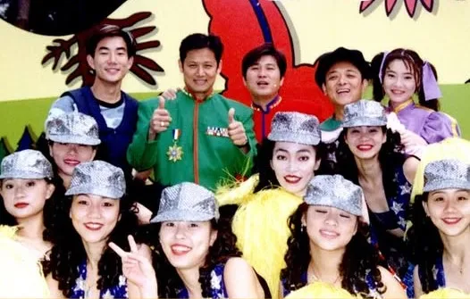 任賢齊（後排左起）、徐乃麟、胡瓜、小亮哥主持近10年的《百戰百勝》，是當年超紅的戶外節目。翻攝華視官網