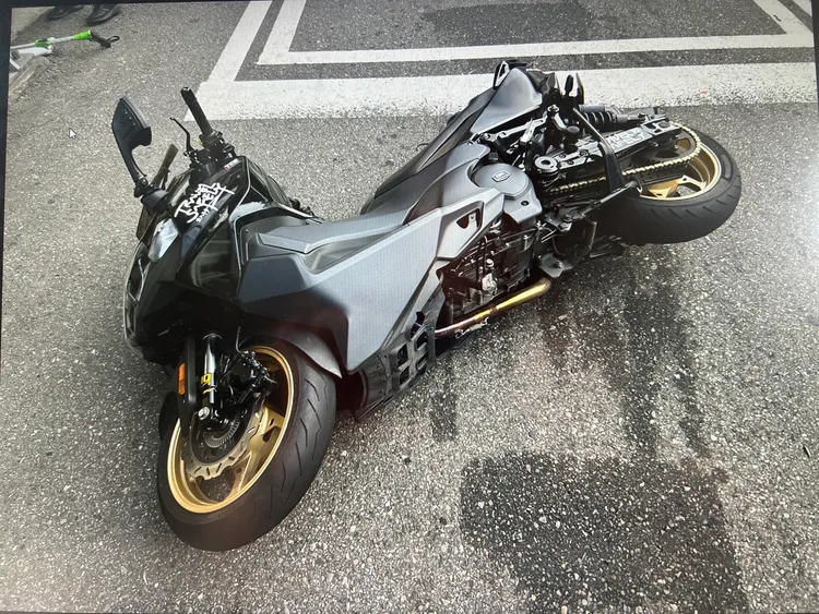 大型重機停等紅燈無辜挨撞。民眾提供