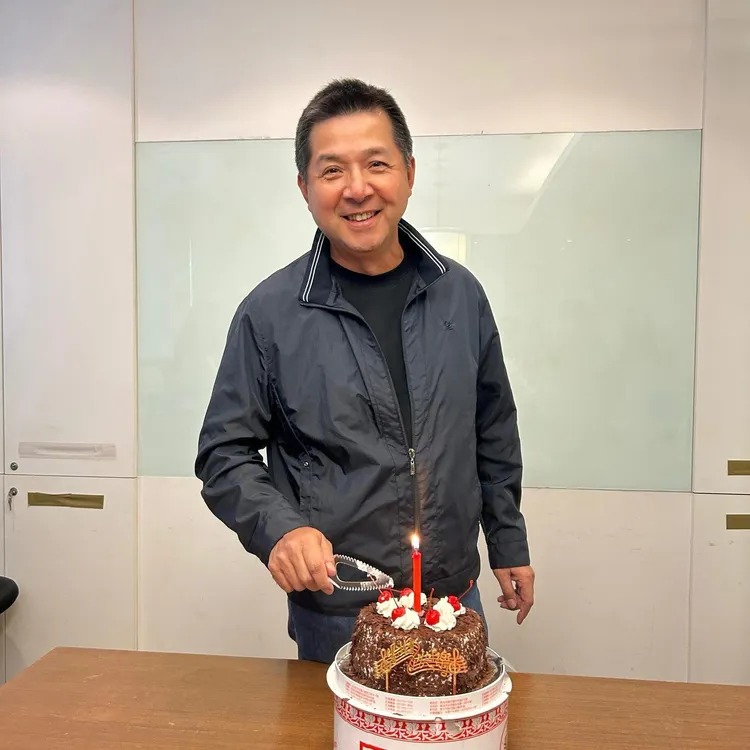 楊峻榮切蛋糕，歡慶「杰威爾音樂」18歲生日。翻攝杰威爾臉書