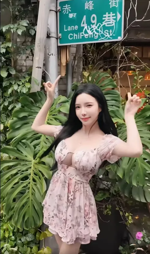 藍星蕾辣露傲人雙峰。翻攝藍星蕾臉書